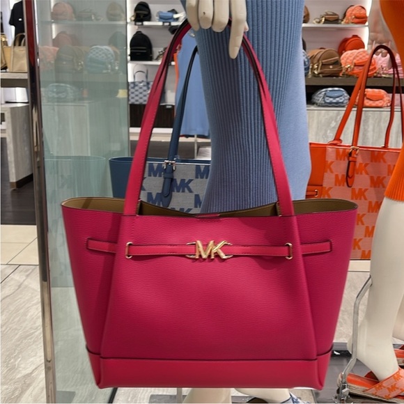 MICHAEL KORS
Reed Large Leather Belted Satchel
Shoulder Handbag
Electric Pink - Picture 5 of 16